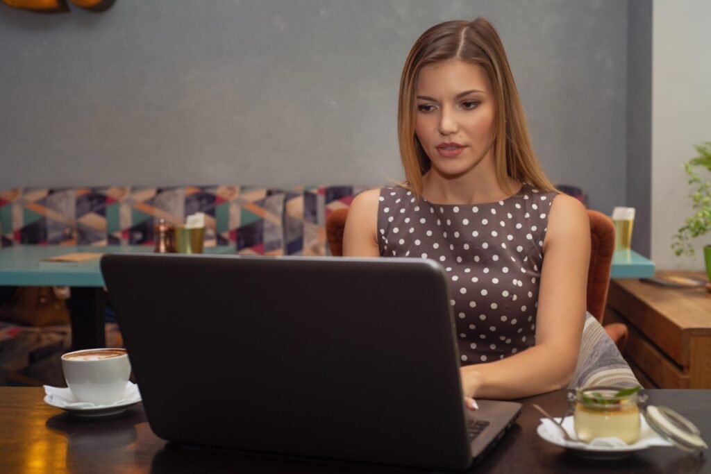 Praca hybrydowa zdążyła już zająć stałe miejsce w pejzażu zawodowym wielu branż